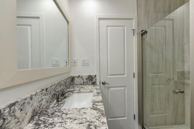 Building Photo - Near Mercy Hospital - Remodeled 4 Bdrm, 2 Bath