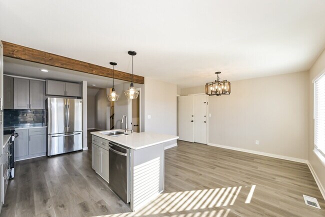 Building Photo - 981 Conifer Ct