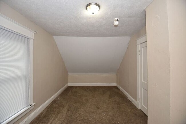 Building Photo - Mishawaka 1/2 story 3 bedroom single-family home with garage