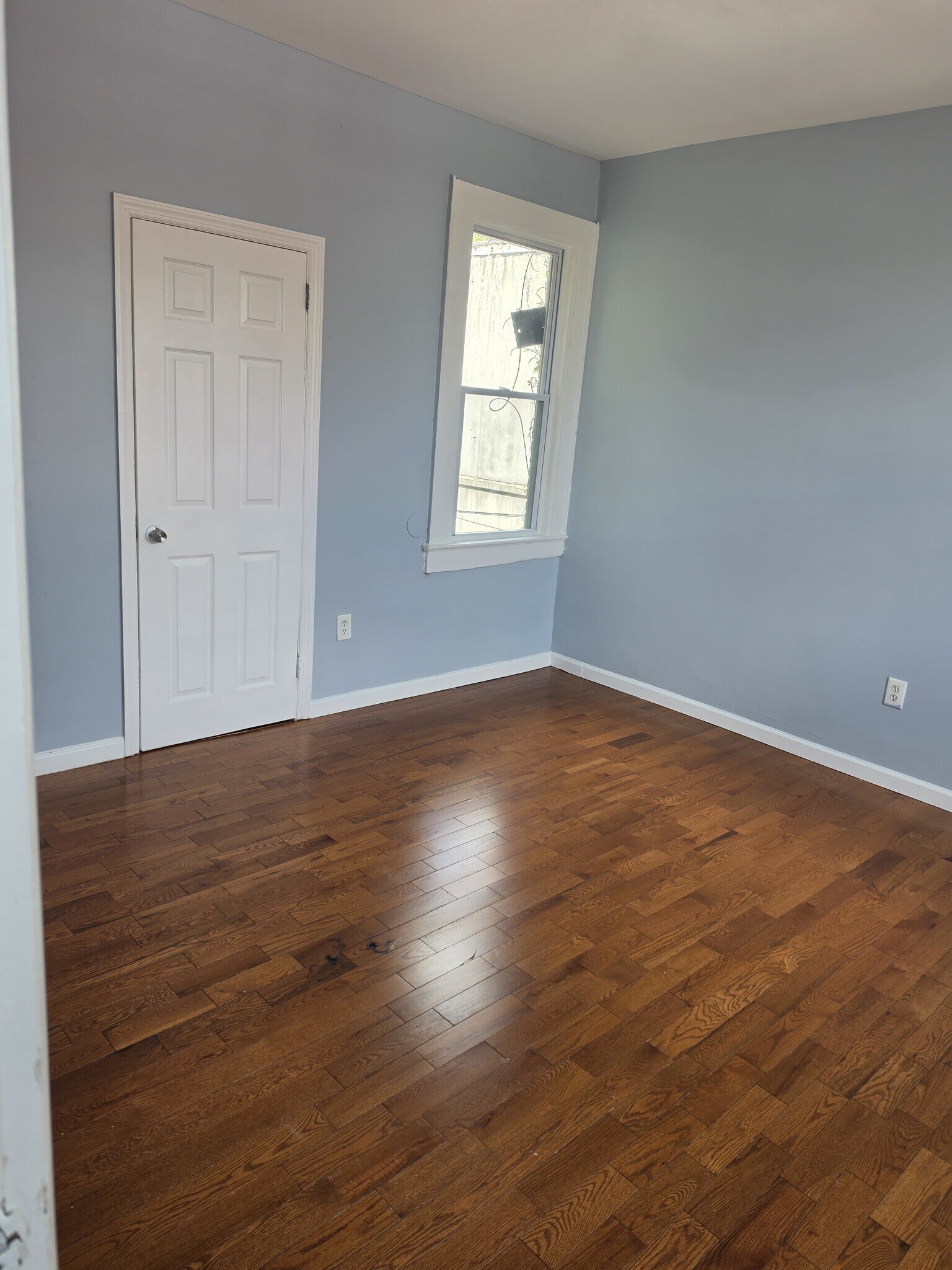 Building Photo - 300 Lyons Ave