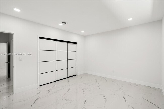 Building Photo - 112 E 1st Ct