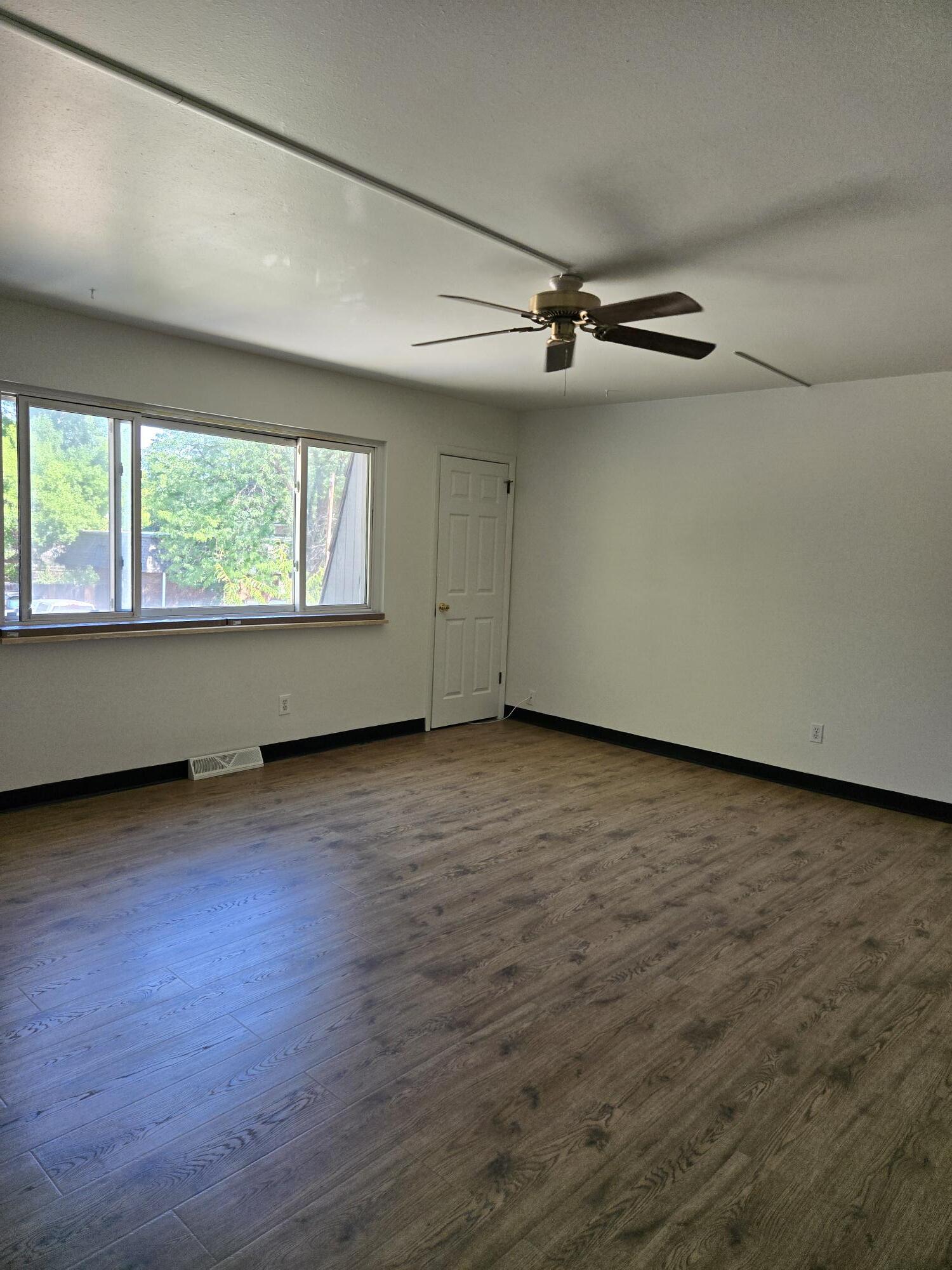 Spacious living area - 2751 Leisure Dr