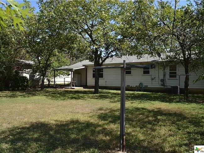 Building Photo - 3 Bed, 1 Bath with Hardwood Floors and Large Fenced Backyard