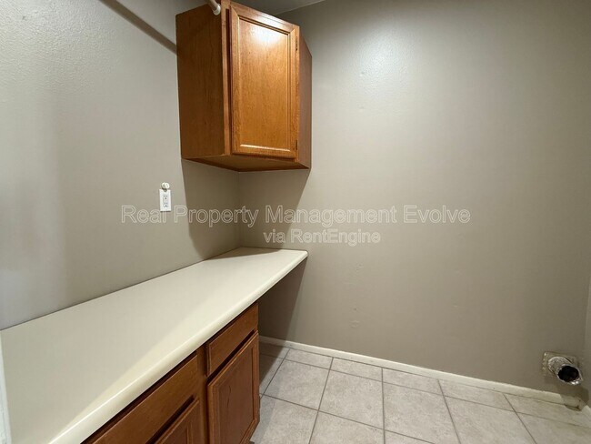 Building Photo - 815 E Grovers Ave