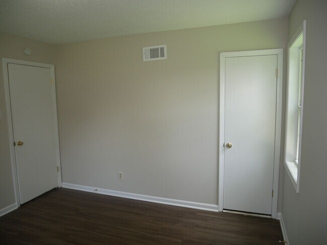 Building Photo - 2011 Coral Hills Dr