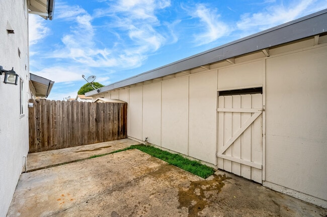 Building Photo - 9615 Adams Ave