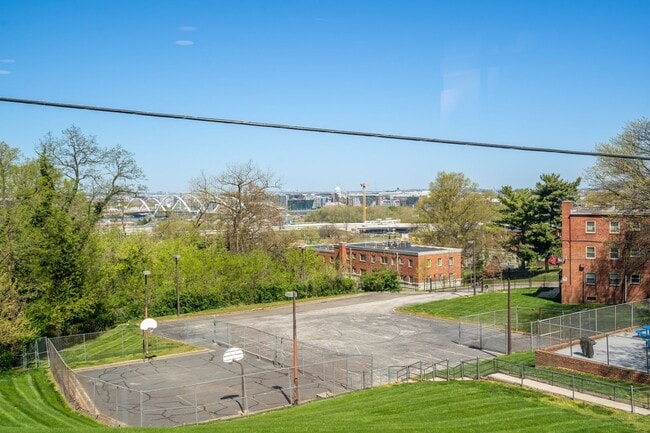 Building Photo - Lovely 3 BR/2 BA Condo in Barry Farm!