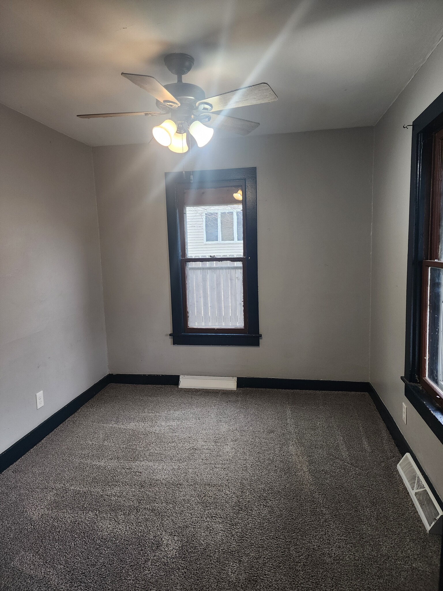 Building Photo - 2744 Pinard St