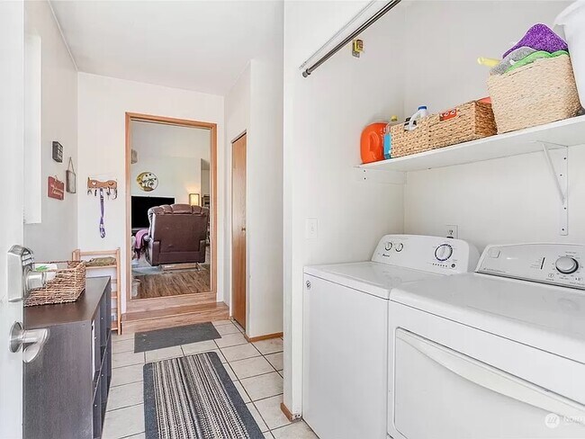 Building Photo - 2296 James Cir