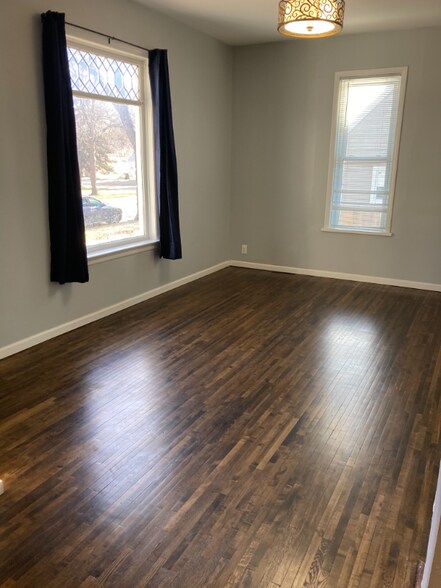 Building Photo - 912 5th St SW