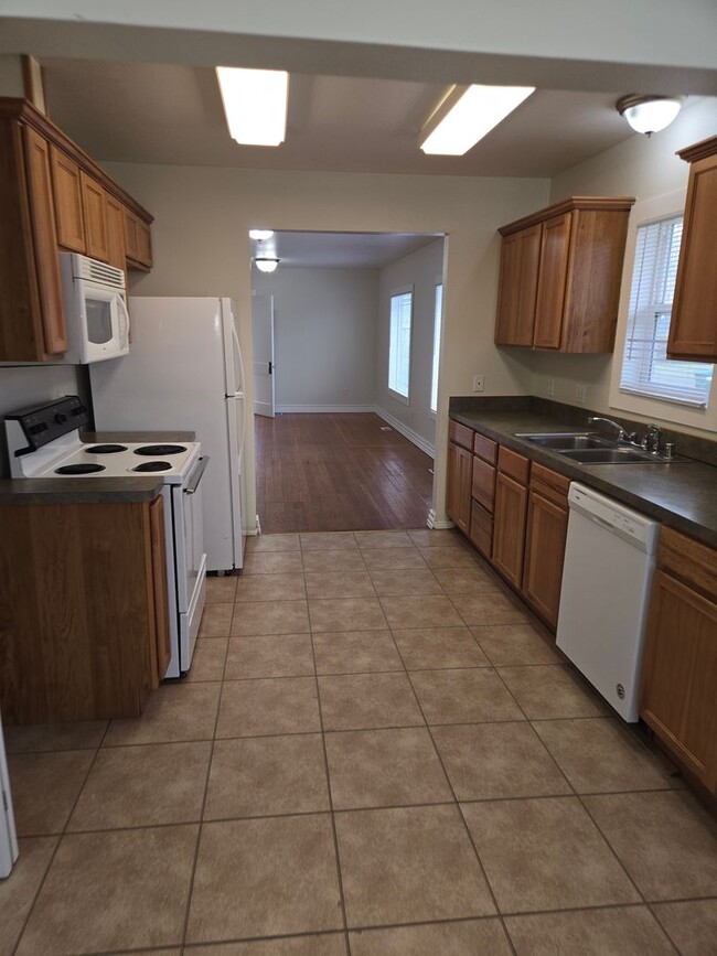 Building Photo - STATUS: PENDING APPLICATION -R98e/$1395.00