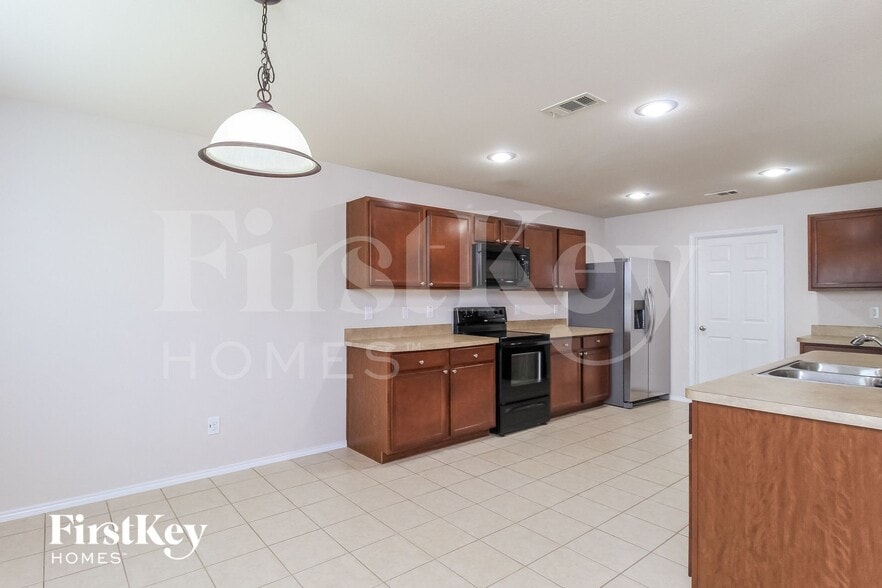 Building Photo - 5704 Mountain Bluff Dr