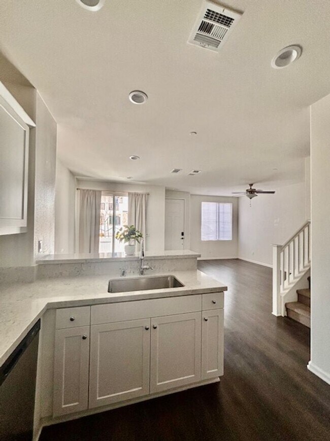 Building Photo - Welcome home to this beautiful Murrieta Town Home!