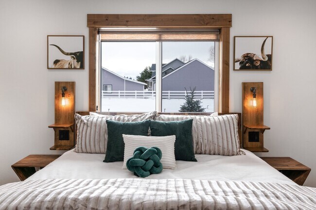 Building Photo - Avail October 1 thru May 31.  Fully furnis...