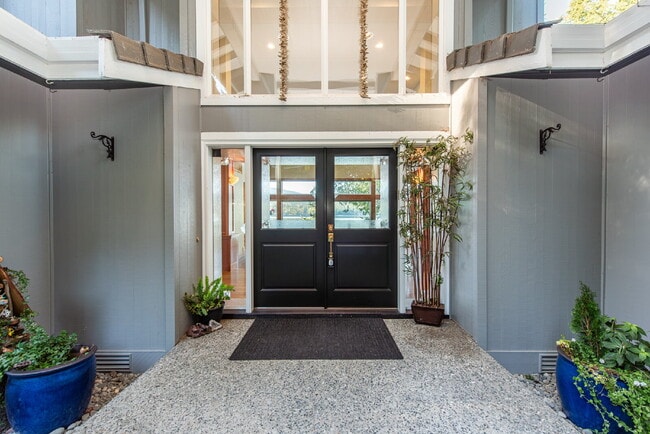 Building Photo - Beautiful Custom Home Overlooking Sequim Bay