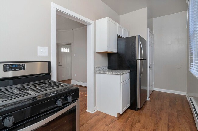 Building Photo - Remodeled 1 bedroom with fenced backyard