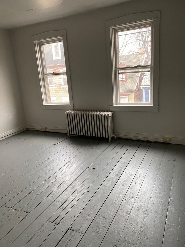 Building Photo - Lovely Three Bedroom House in Lancaster City