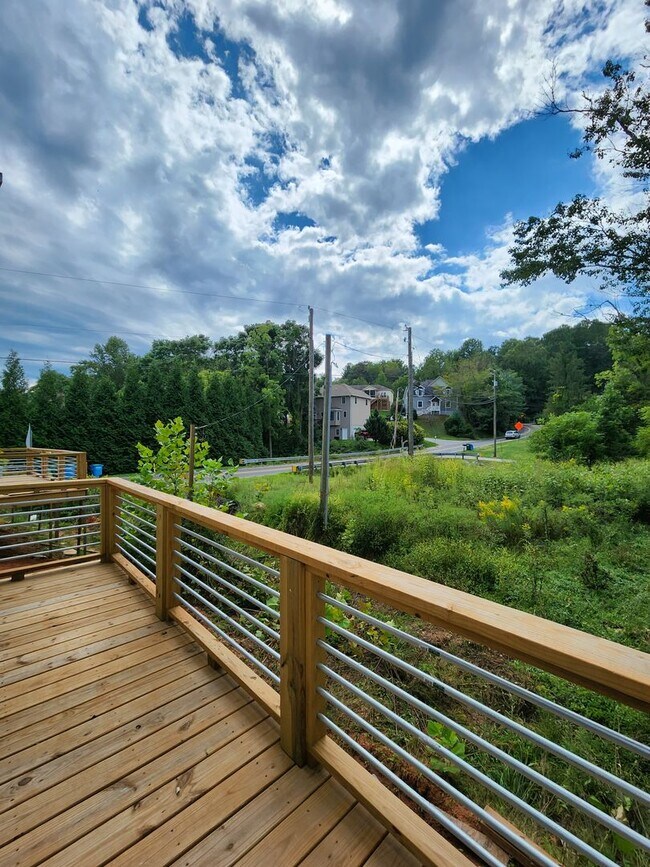 Building Photo - East Asheville Rental