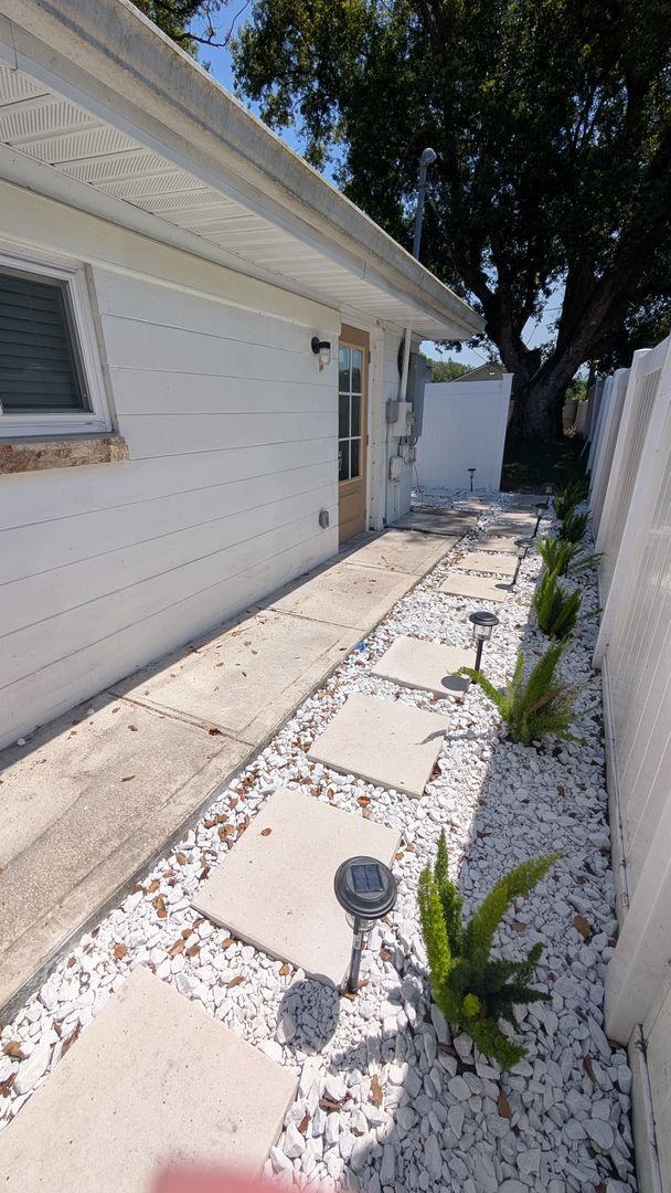 Building Photo - One bedroom one bath Adjacent apartment with private entrance.