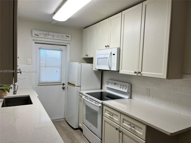 Building Photo - 6550 Royal Palm Blvd