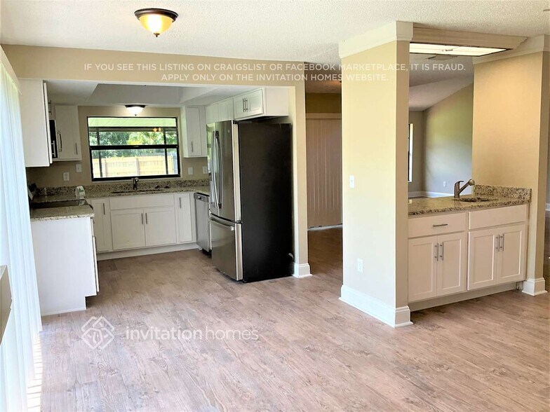 Building Photo - 15642 Bear Creek Dr