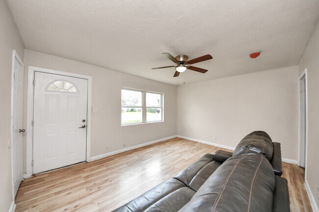 Building Photo - 10506 Sierra Dr