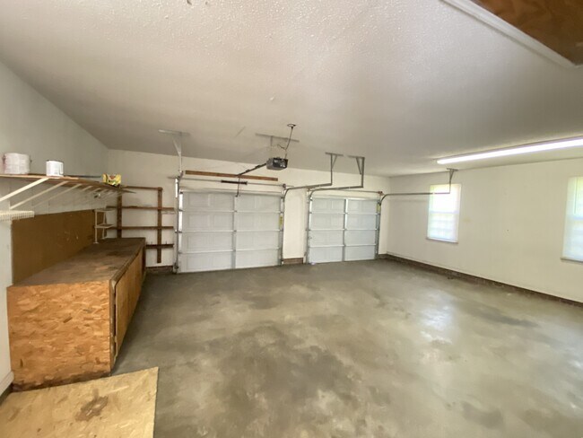 Building Photo - 21 Pineridge Dr