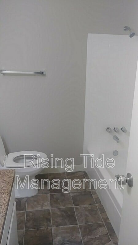 Building Photo - 645 Tree Haven Dr