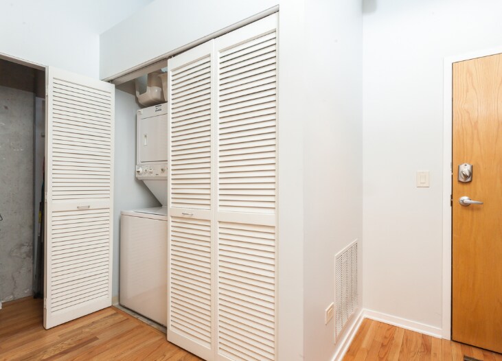 Building Photo - 933 W Van Buren St