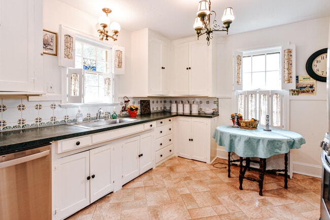 Building Photo - 61 Villa Ave