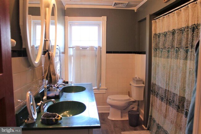 Building Photo - 217 Villanova Rd