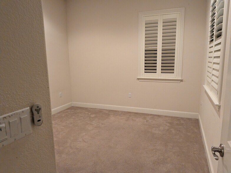 Room Downstairs - 427 Silvercrown Way