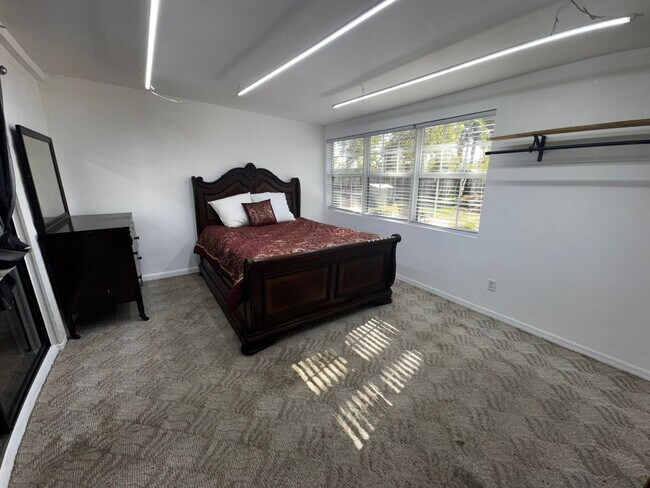 Building Photo - Charming Home with Mother in-Law Suite & Lake Access