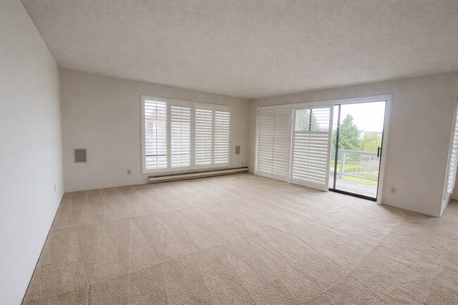 Building Photo - 1 BEDROOM / 1 BATH CONDO AVAILABLE AT WATERGATE COMPLEX IN EMERYVILLE!!!