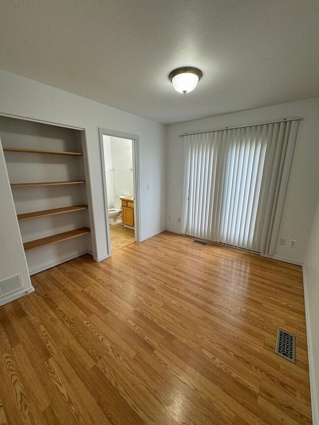 Building Photo - Beautifully updated 3 bed/2 bath townhome