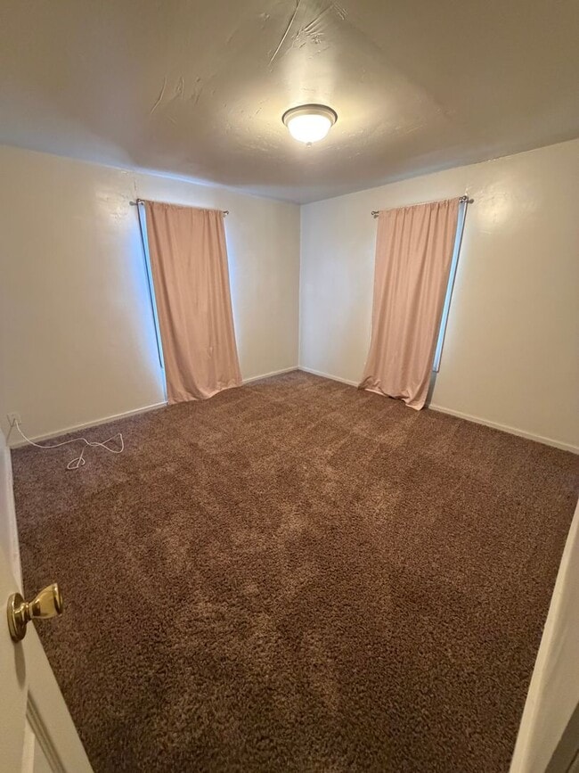 Building Photo - 2 bedroom 1 bath