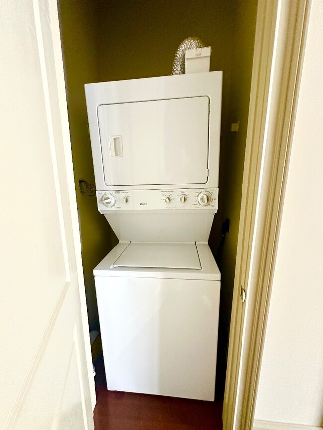 Building Photo - Beautiful 1 Bedroom Apartment Downtown
