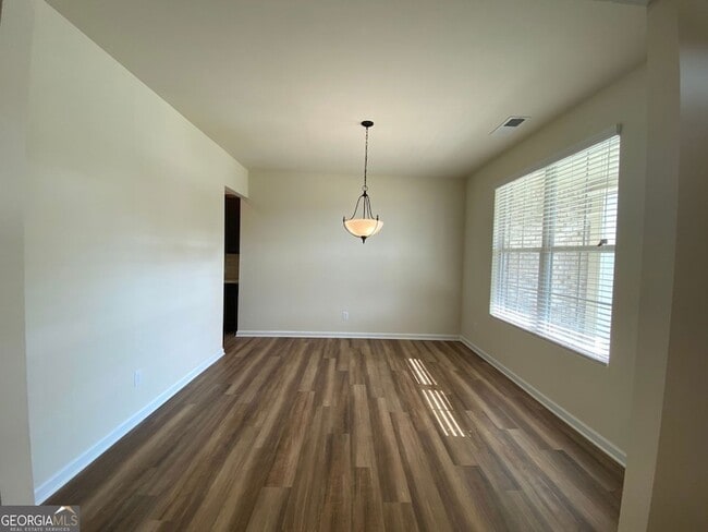 Building Photo - 5595 Mirror Lake Dr