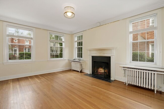 Building Photo - Available Now! 4 Bedroom  3.5  Bathroom Townhouse //Woodley Park// Garage, Driveway & 3 Levels of...