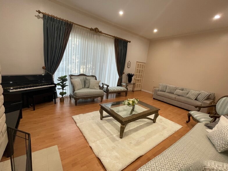 Living Room - 5271 Newcastle Ave