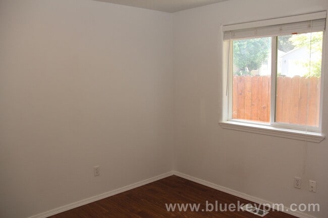 Building Photo - 3 Bed, 2 Bath Home with Large Covered Deck in North Image Neighborhood