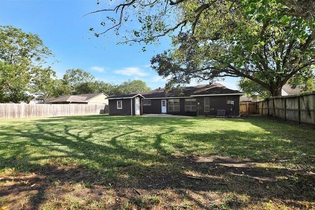 Building Photo - 1311 Oak Hollow Dr