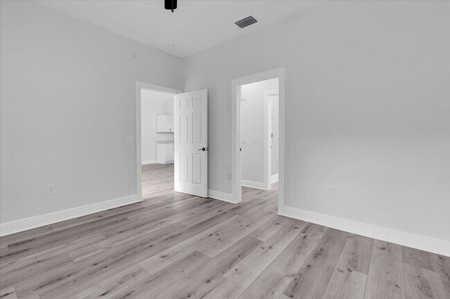 Building Photo - 705 S Orange Ave