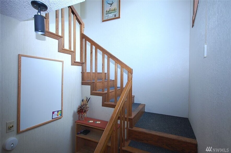 Shared stairway - 2122 Dickinson Ave NW