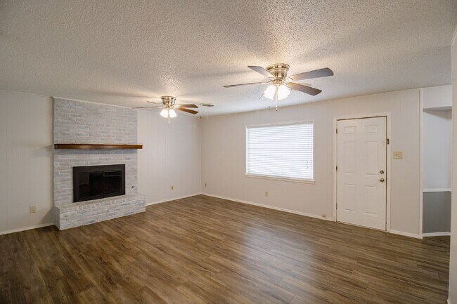 Building Photo - "Charming 3-Bed, 2-Bath Home in Lubbock!"