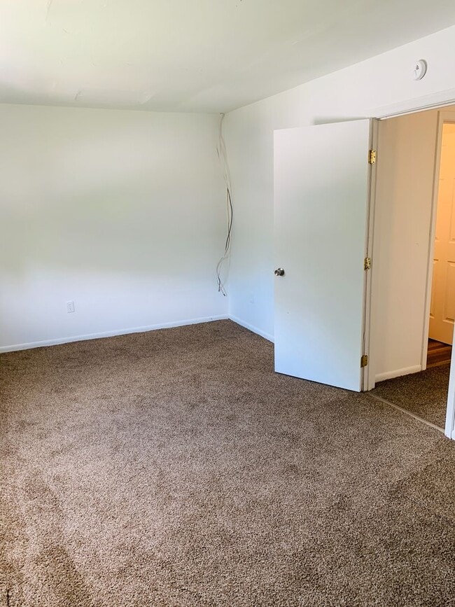 Building Photo - Coming soon! 3 Bedroom 1 Bath home in York...