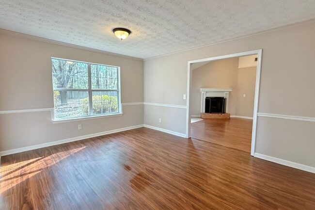 Building Photo - AVAILABLE NOW! (No Pets)