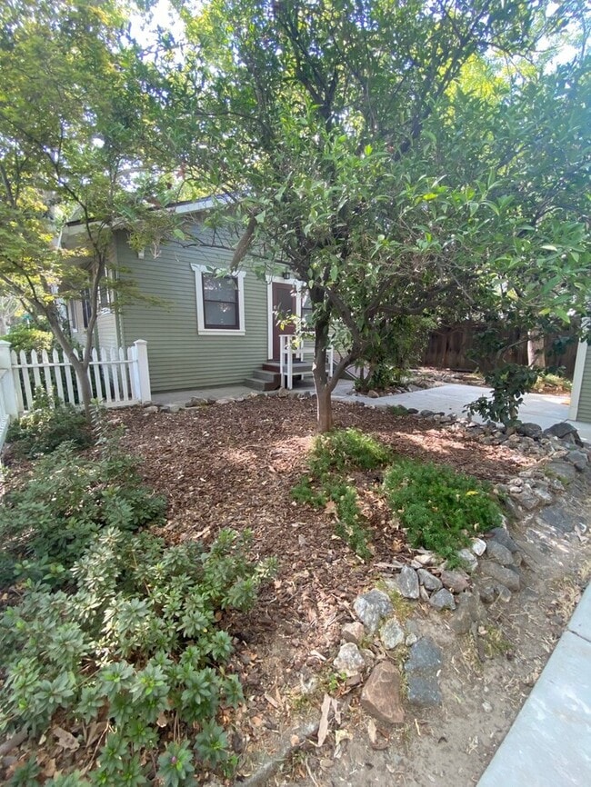 Building Photo - Beautiful 2bd/1ba 878 sq. ft. property located in Midtown Sacramento!