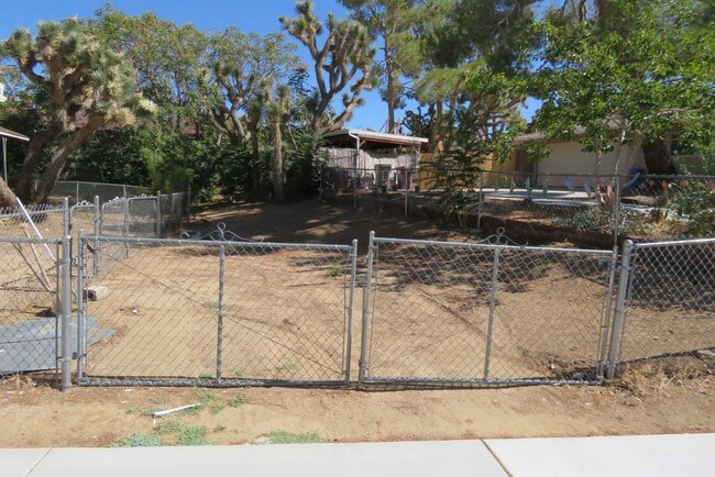 Building Photo - Sweet home in quiet neighborhood!