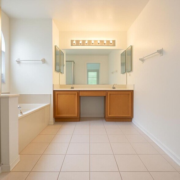 Building Photo - 1397 Holly Glen Run